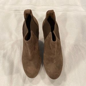 NEW W/OUT TAGS Jessica Simpson “Calwell” wedge booties in grey brown.